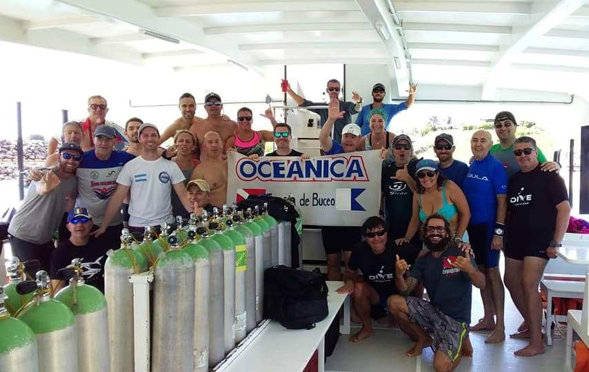 buceadores de oceanica en el barco de operadora de fernando de noronha