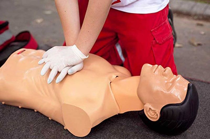 curso de rcp y primeros auxilios utilizando un maniqui