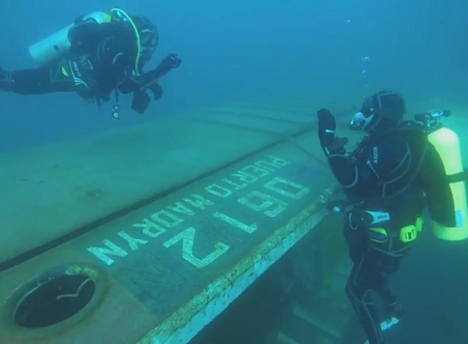 Buceadores en barco hundido en Puerto Madryn