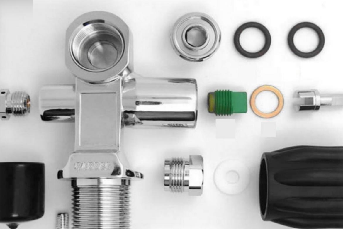 desarme de valvula de cilindro en curso de equipamientos de buceo