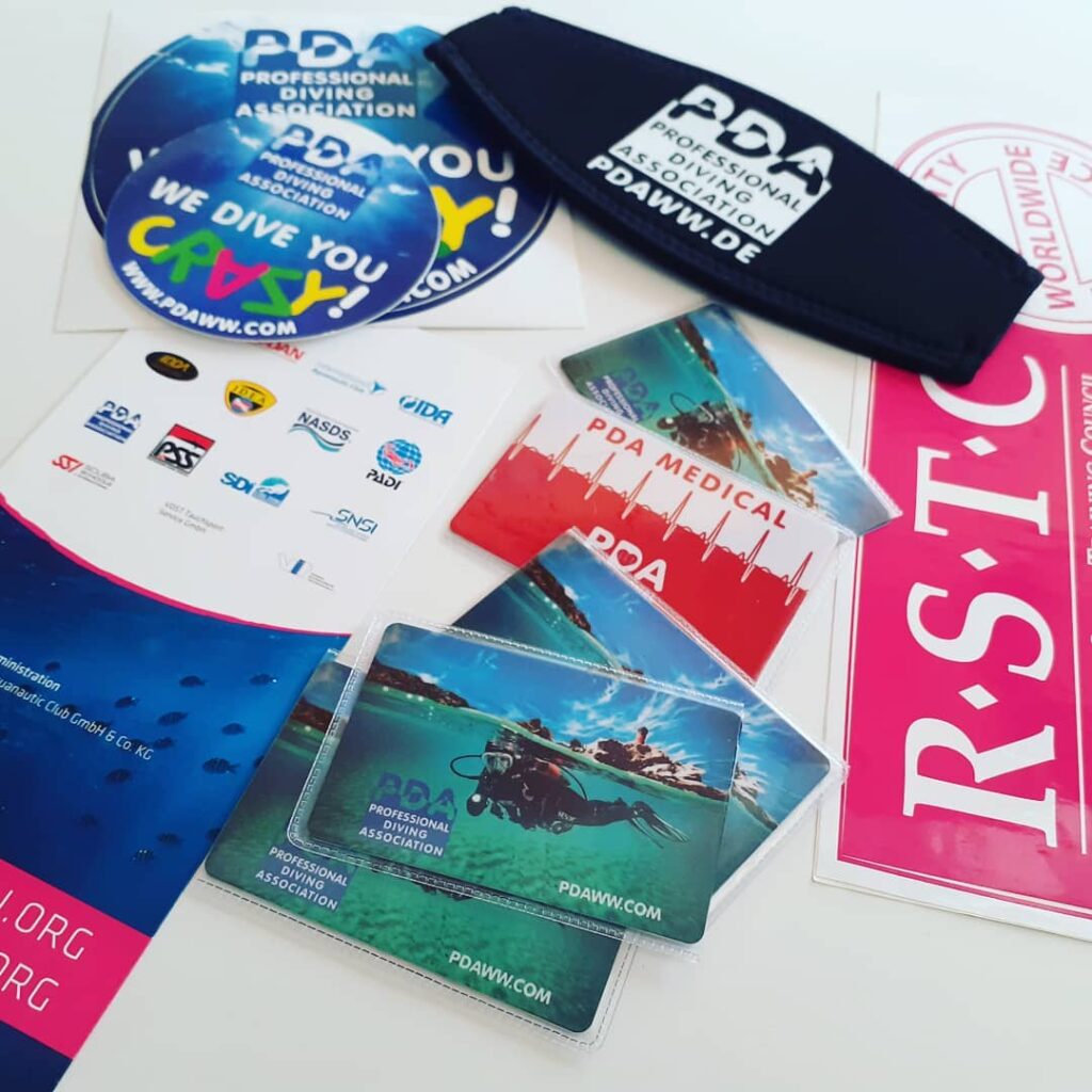 credenciales y calcomanias de buceo pda