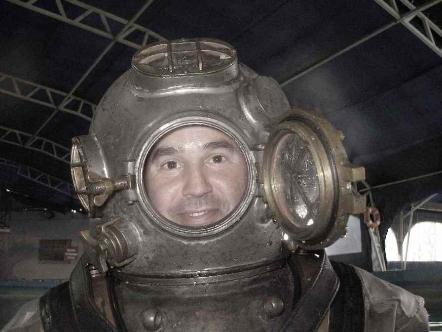 Práctica de Buceo con escafandra Mark V de la Marina Americana