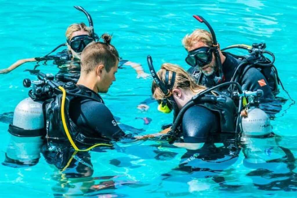 Alumnos recibiendo su Curso de Instructor de Buceo
