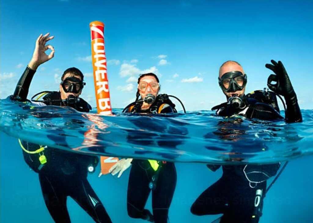 Alumnos en cursos de especialidades de buceo
