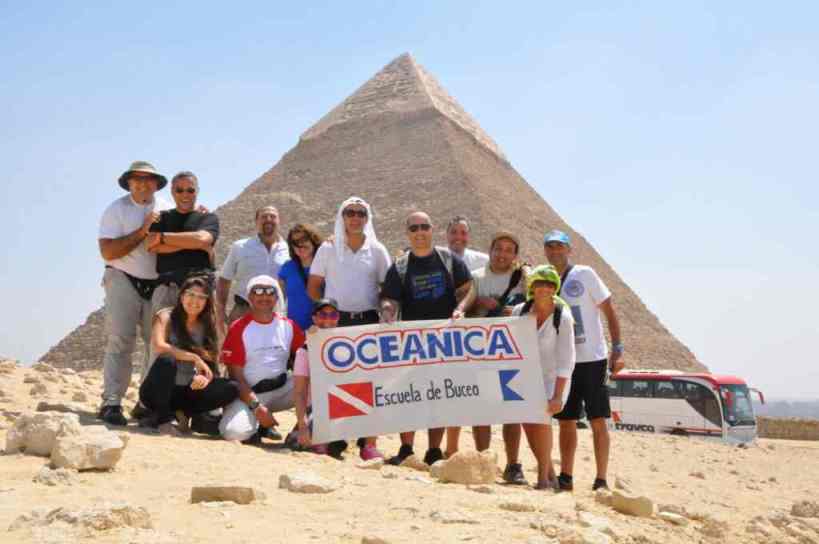 Buceadores de Oceanica en las Pirámides de Egipto