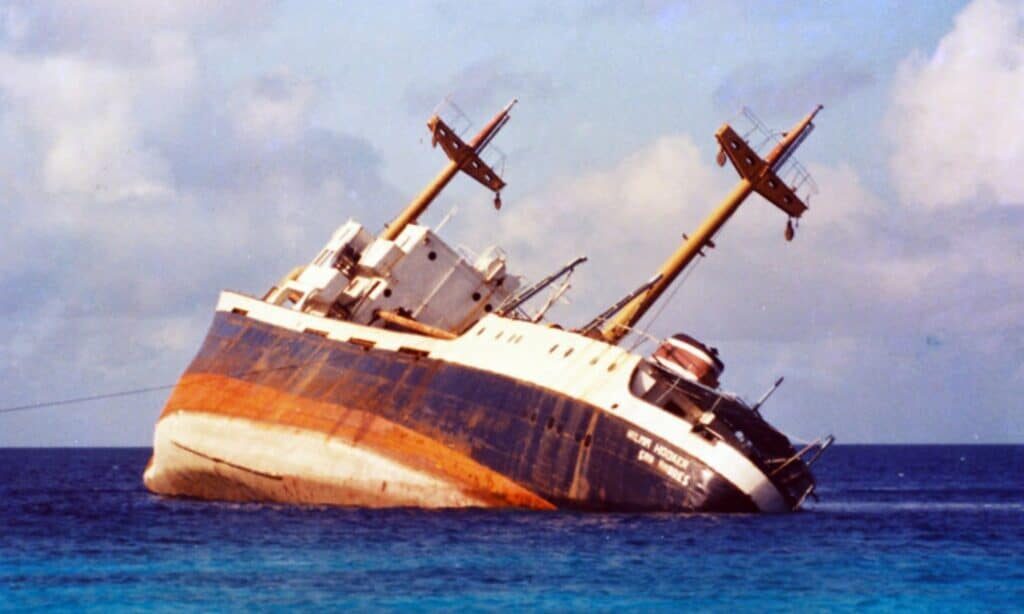 Imagen del barco Hilma Hooker hundiendose