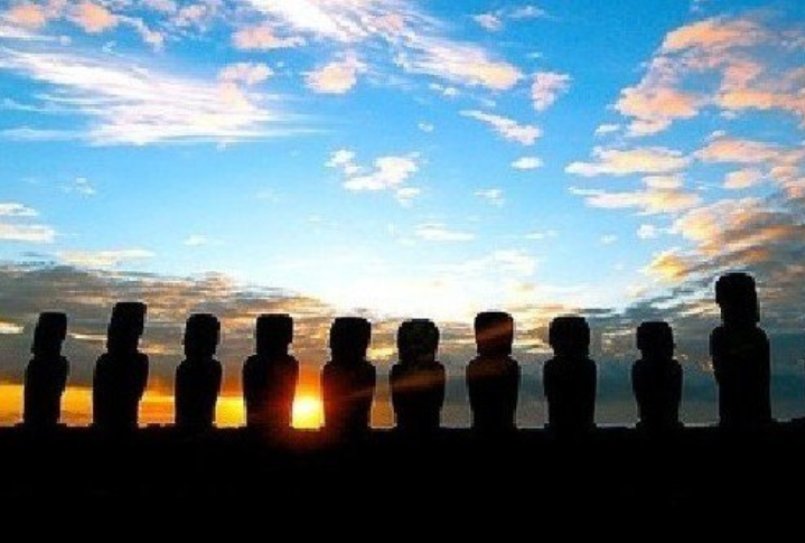 moais de espalda al mar en isla de pascua