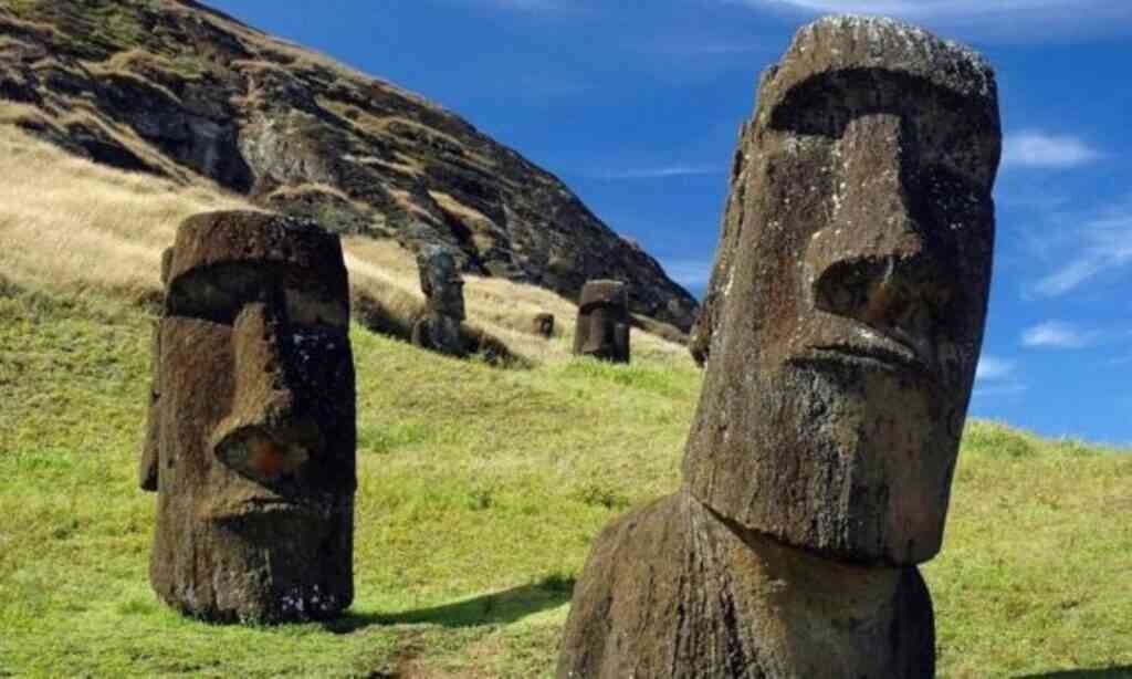 Moais en la cantera de la isla de Pascua