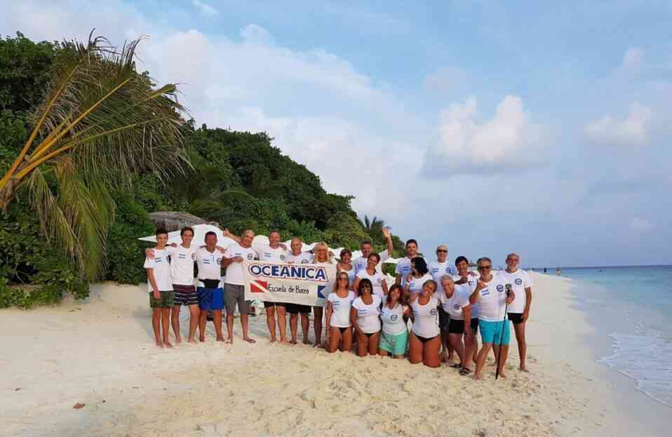 grupo de buceadores de oceanica en isla ukulhas en maldivas