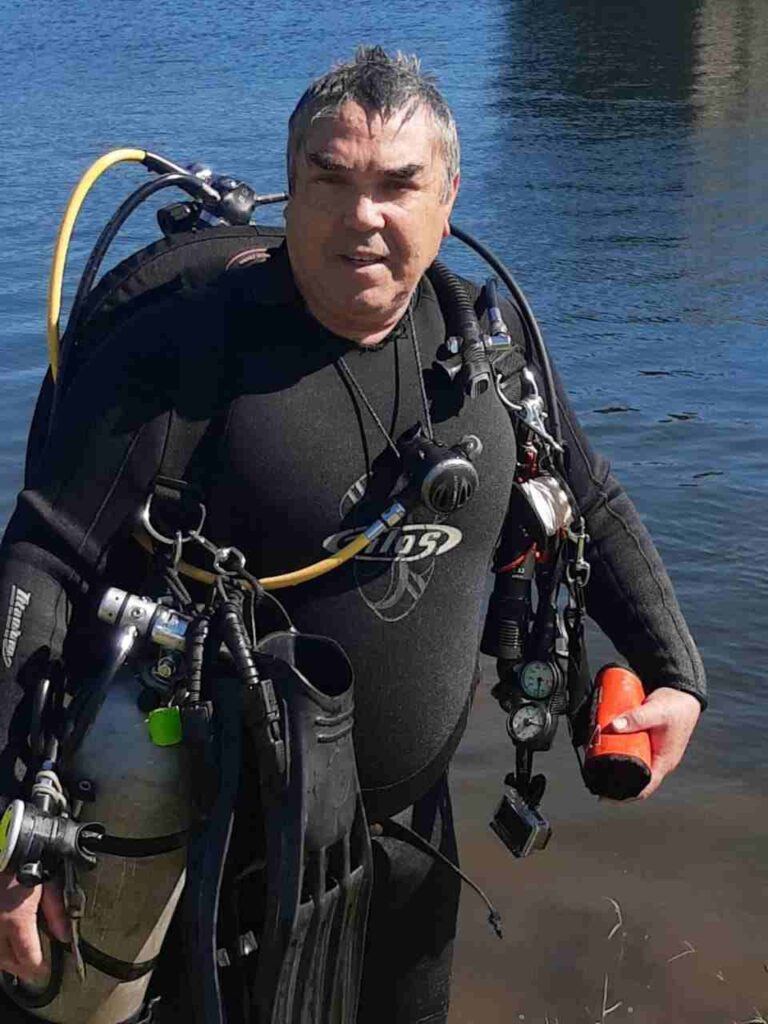 El Buceador Marcos Sanz ingresando al agua